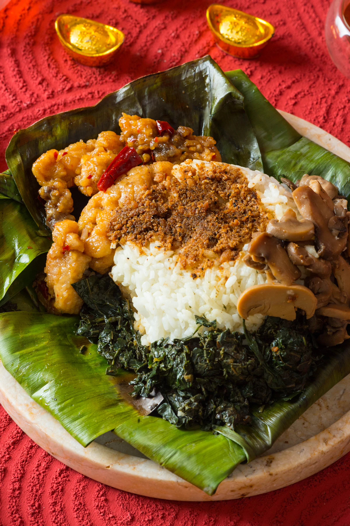 Potongan ayam goreng basah dengan bumbu kuning