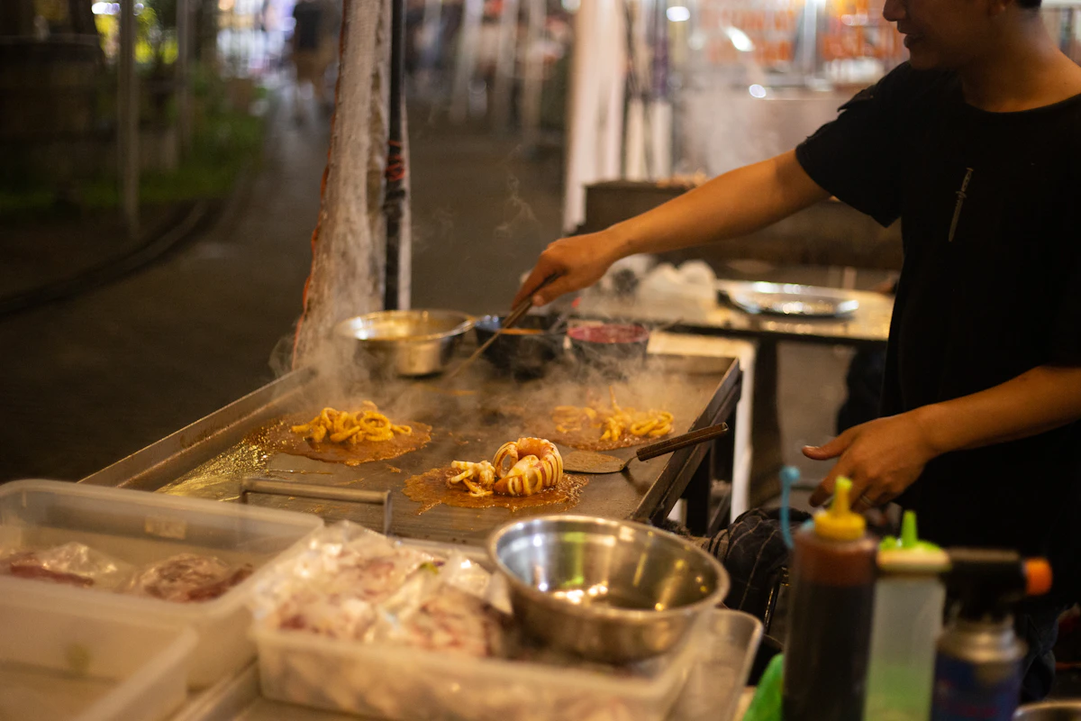 Suasana dapur terbuka tempat makanan digoreng dan disajikan hangat
